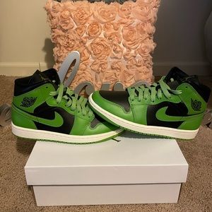 🆕 Air Jordan 1 Mid…size 7 women 5.5 men